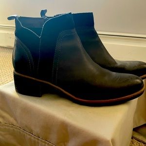 Korks Leather Booties